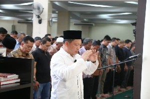 Mendagri Imami Salat Jumat, Ini Bentuk Teladan Bagi ASN dan Pegawai Lingkup Kemendagri